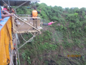 Bungee jumping of the duct taped platform 